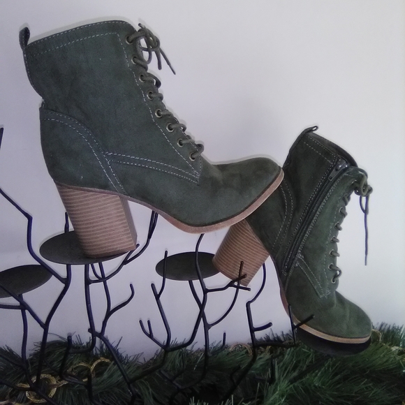 Olive green suede boots - Picture 5 of 10